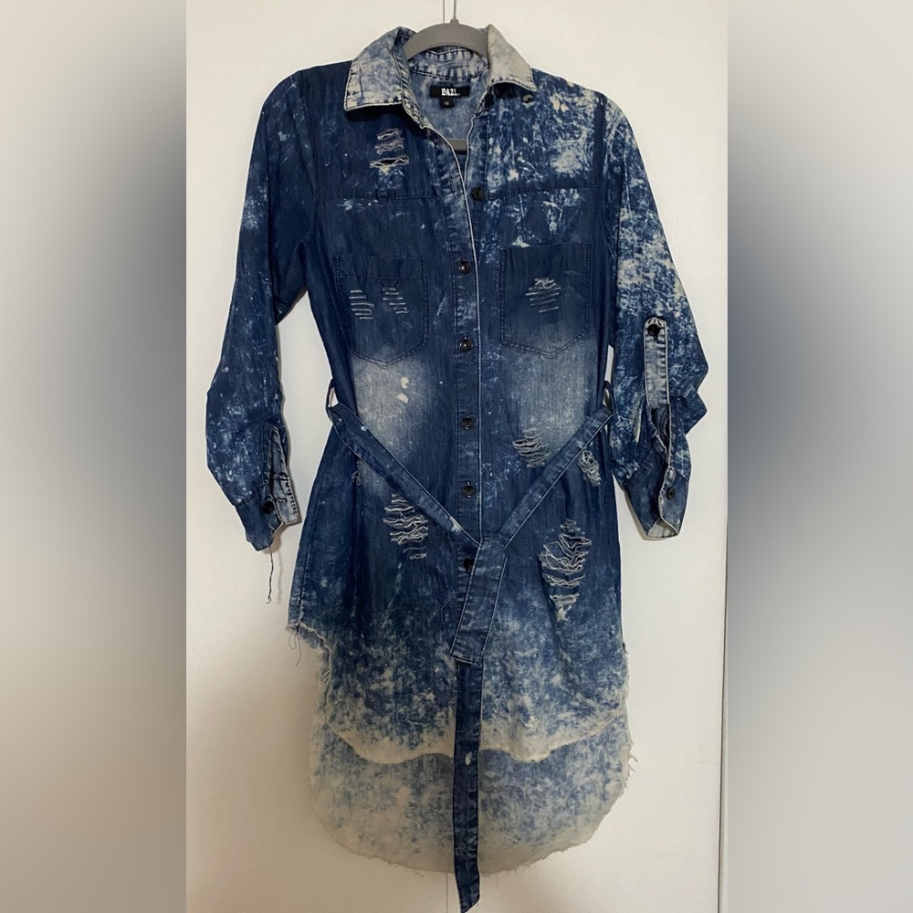 DAZL DISTRESSED DENIM BUTTON DOWN SHIRT